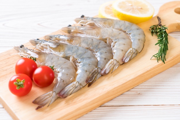 Crevettes Fraîches Ou Crevettes Crues Sur Une Planche De Bois