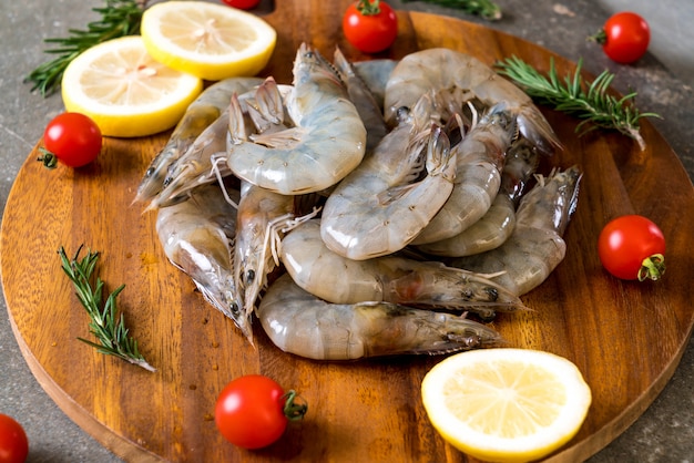 Crevettes Fraîches Ou Crevettes Crues Sur Une Planche De Bois