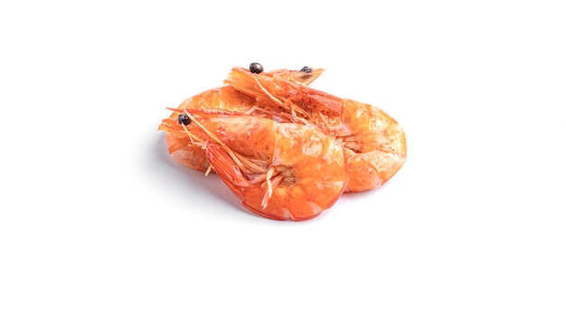 Crevettes fraîches sur fond blanc