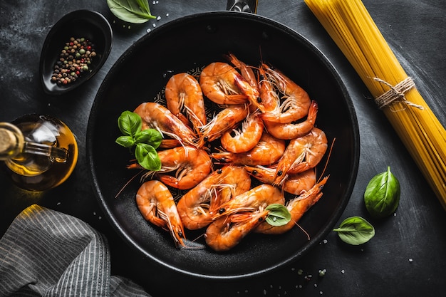 Crevettes frites aux épices sur pan