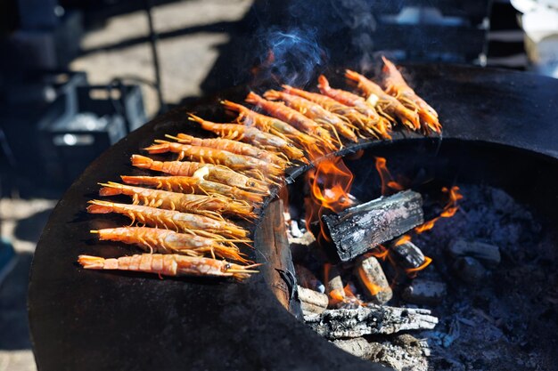 Des crevettes frites, des fruits de mer au feu et un barbecue aux flammes.