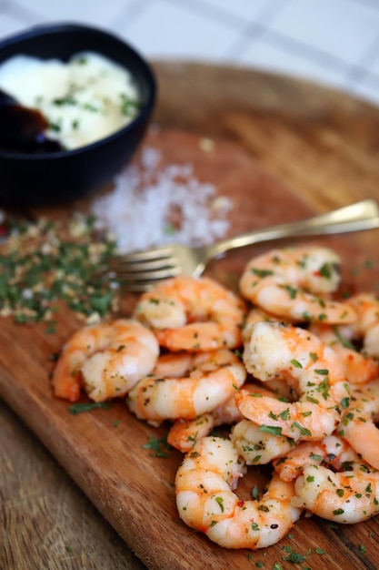 Crevettes frites juteuses fraîches avec épices ail et sel de mer