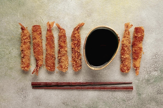 Des crevettes frites pelées dans de la sauce soja tempura en gros plan