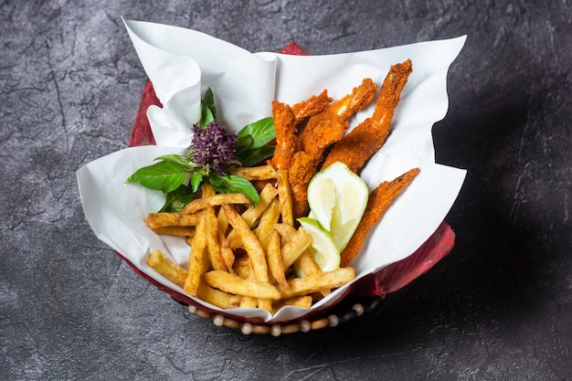 Crevettes frites spéciales avec frites servies dans un plat isolé sur fond gris vue de dessus de la nourriture indienne et bangladaise