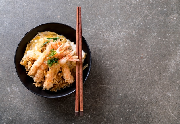 crevettes frites tempura sur un bol de riz garni