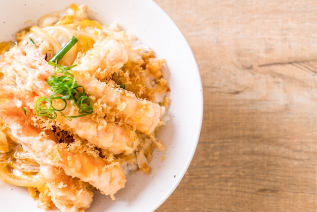 crevettes frites tempura sur bol de riz