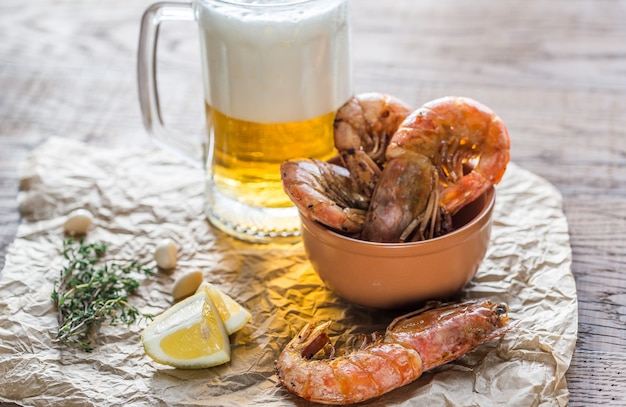 Crevettes frites avec verre de bière