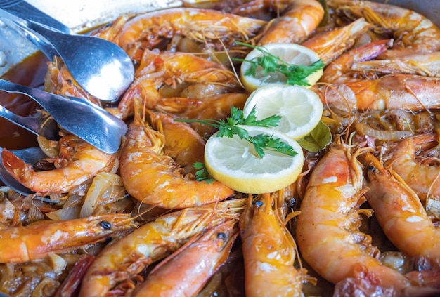 Crevettes géantes cuites dans une poêle en fer