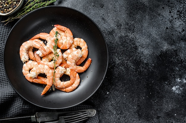 Crevettes géantes décortiquées sur une assiette. .