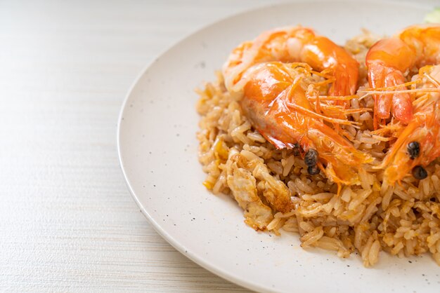 Crevettes géantes avec riz frit et pâte de crevettes