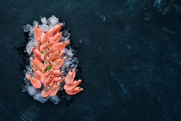 Crevettes avec glace et citron Sur le vieux fond Vue de dessus Espace de copie gratuit