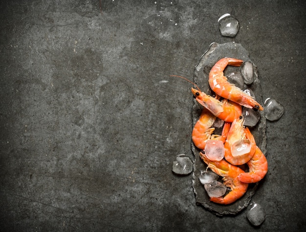 Crevettes avec de la glace sur un fond de pierre