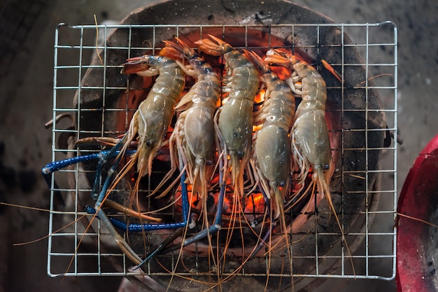 Crevettes grillées (crevette géante d&#39;eau douce) au marché