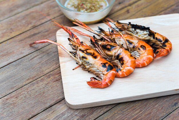 Crevettes grillées (crevette géante d'eau douce) au marché