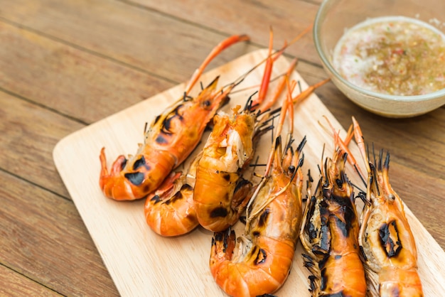 Crevettes grillées (crevette géante d'eau douce) au marché