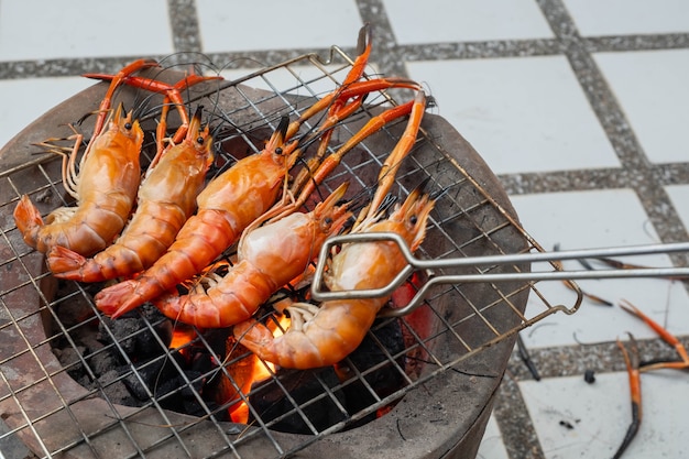 Crevettes grillées sur le feu