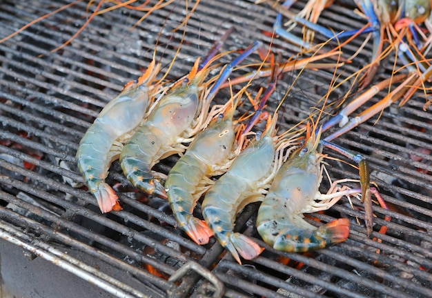 crevettes grillées sur le gril