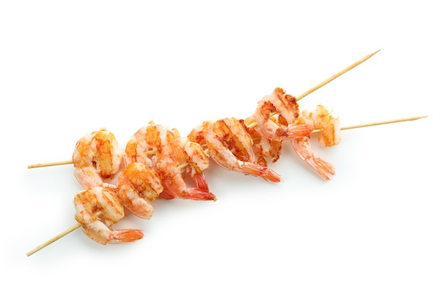 Crevettes grillées savoureuses isolés sur fond blanc