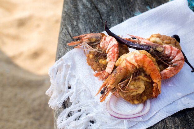 Crevettes avec un haricot sur le rivage de l'océan