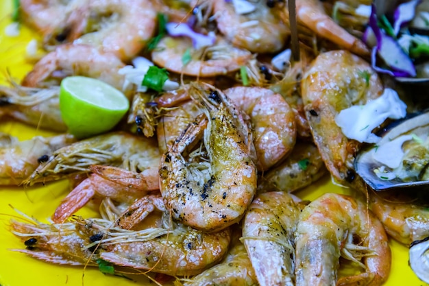 Crevettes et huîtres préparées sur l'assiette