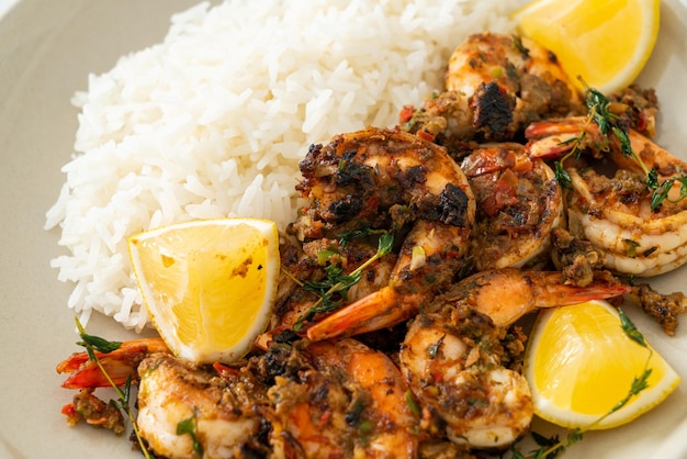 crevettes jerk ou crevettes grillées à la jamaïcaine avec citron et riz