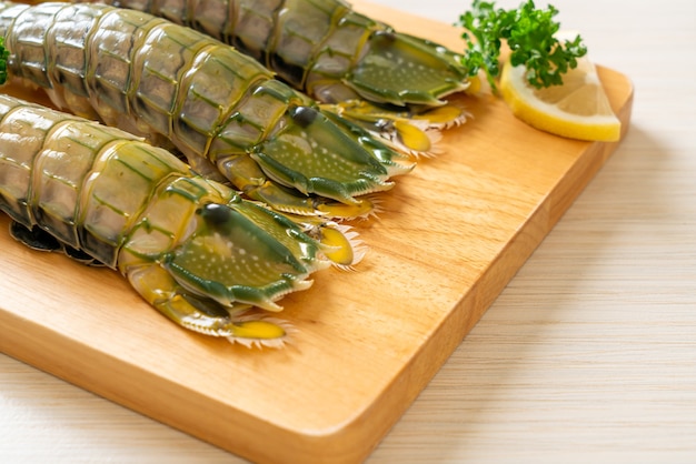 Crevettes mantes fraîches au citron sur planche de bois