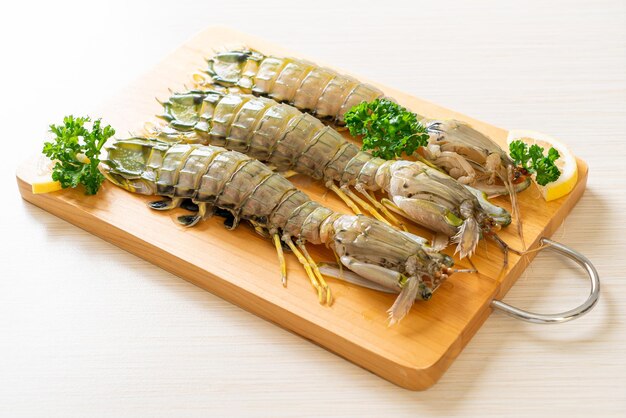 crevettes mantis fraîches au citron sur planche de bois