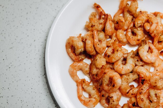 Des crevettes et des moules délicieux Des fruits de mer sur un plat blanc