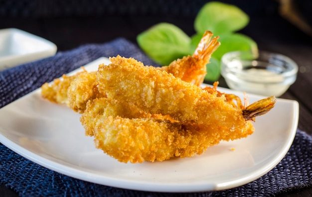 Crevettes en pâte frites sur une assiette avec sauce