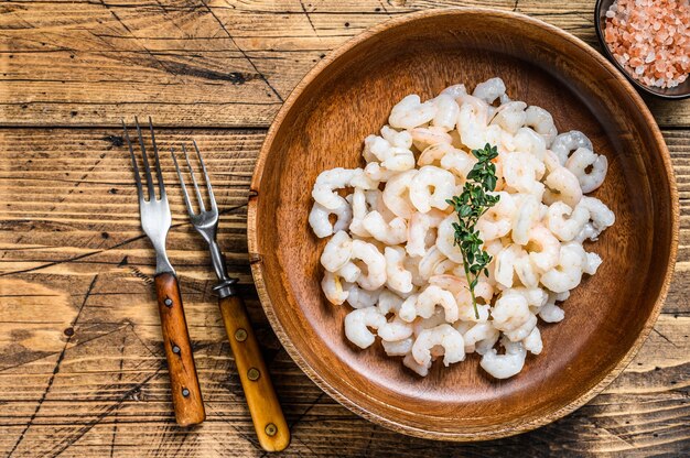 Crevettes pelées, crevettes dans un bol en bois