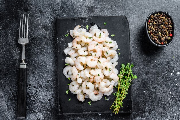 Crevettes pelées, crevettes sur une planche de marbre