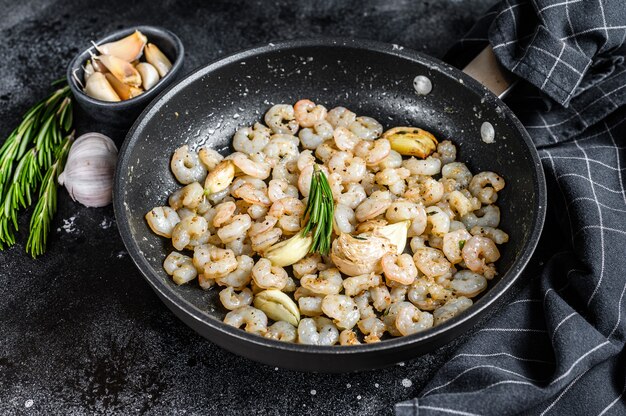 Crevettes pelées frites, crevettes dans une poêle