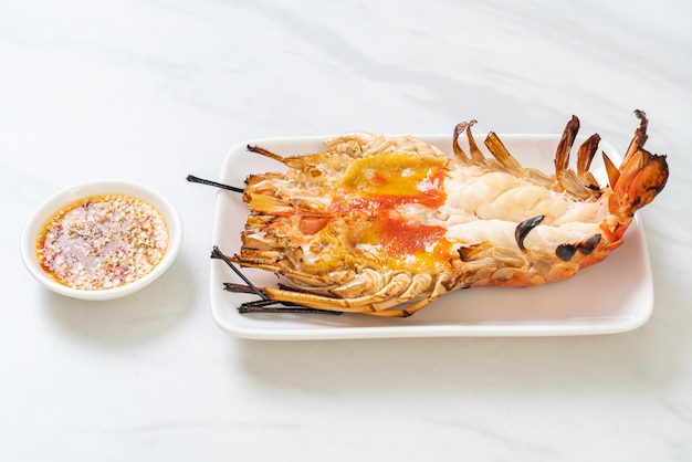 Crevettes De Rivière Géantes Fraîches Grillées Avec Trempette épicée Aux Fruits De Mer