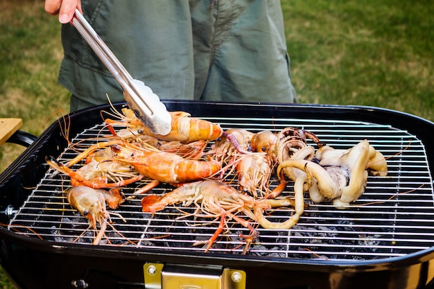 Crevettes de rivière grillées sur le gril