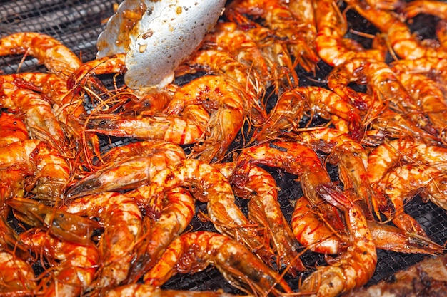 Crevettes rouges grillées avec de la sauce en gros plan