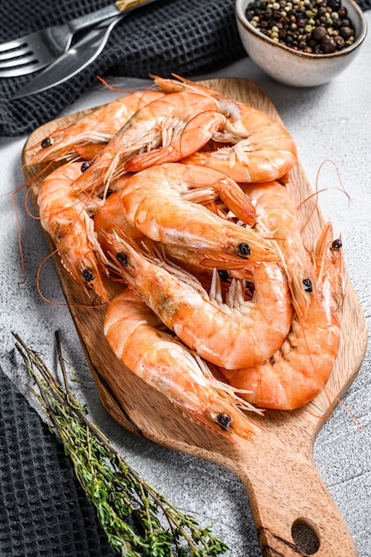 Crevettes royales fraîches, crevettes sur une planche à découper en bois.