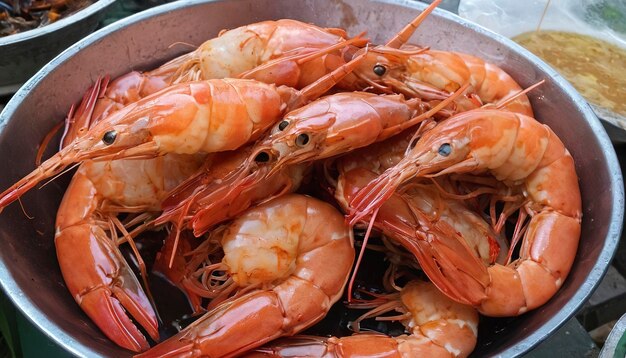 Photo des crevettes royaux asiatiques dans le restaurant de la rue du cambodge