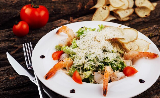 Photo crevettes salade césar sur plaque blanche