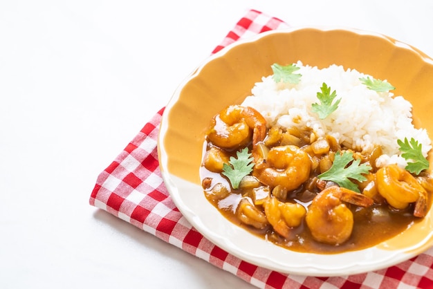 Crevettes sauce curry sur riz garni