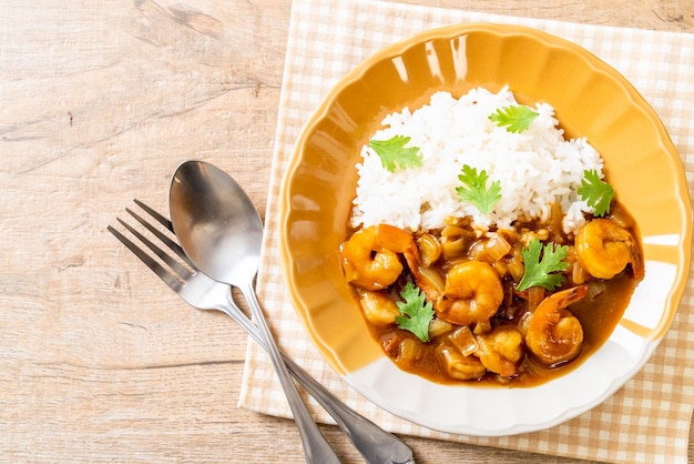 Crevettes à la sauce curry sur riz garni