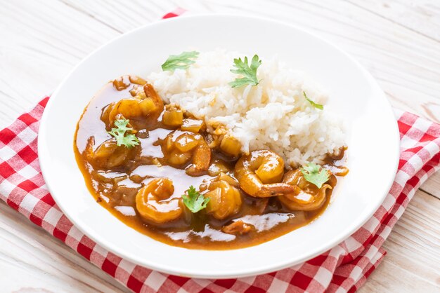 Crevettes à la sauce curry sur riz