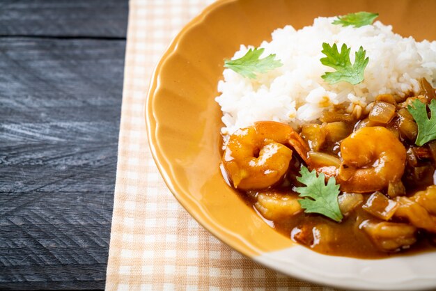 Crevettes à la sauce curry sur riz