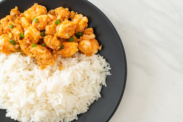 crevettes sautées à l'ail et pâte de crevettes au riz