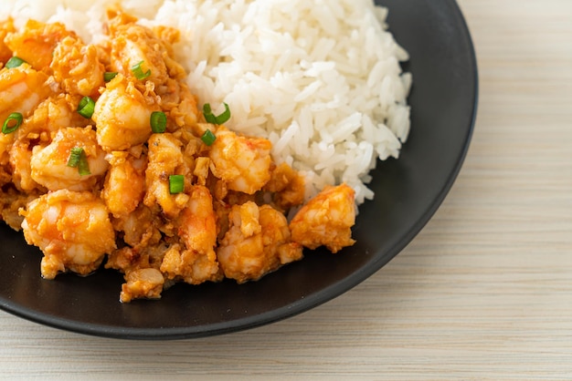 crevettes sautées à l'ail et pâte de crevettes au riz