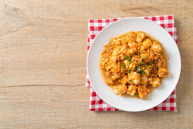 crevettes sautées à l'ail et pâte de crevettes sur plaque whie