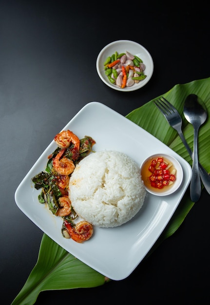 Crevettes sautées au basilic avec du riz au jasmin et des tranches de concombre Thai style street food fast food célèbre Thai food