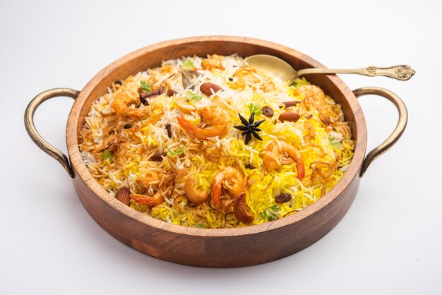 Crevettes savoureuses et délicieuses biryani, jheenga pulav ou crevettes pilaf