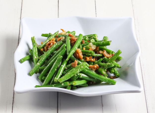 crevettes séchées haricots français frits servis dans un plat isolé sur la table vue de la nourriture de Singapour