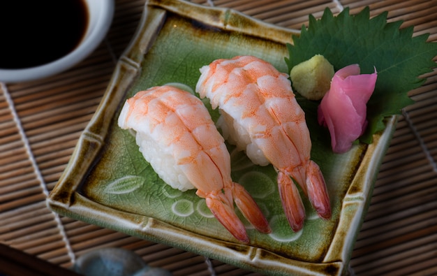 Crevettes sushi servir cadre.