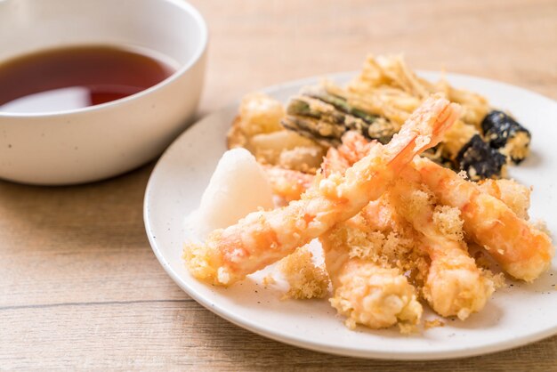 crevettes tempura (crevettes frites battues) aux légumes